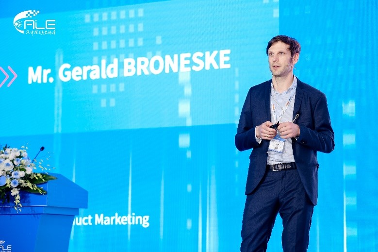 1743055811768751.jpg 艾迈斯欧司朗全球汽车产品营销副总裁Gerald Broneske在汽车灯具产业发展技术论坛发表精彩演讲.jpg